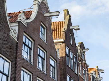 Amsterdam, Hollanda üzerinde 28 Mart 2016. Tipik mimari detaylarını evler XVII-XVIII İnşaat.