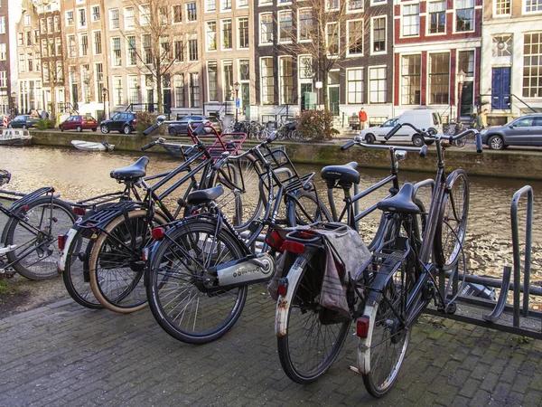 Amsterdam, Nederland op 27 maart 2016. Stad landschap. De fiets parkeren aan de kade — Stockfoto