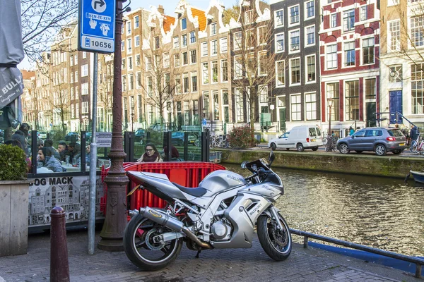 Amsterdam, Hollanda üzerinde 28 Mart 2016. Bahar öğleden sonra tipik kent görünümünde. Yayalar sokakta — Stok fotoğraf