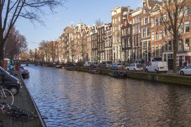 Amsterdam, Hollanda üzerinde 28 Mart 2016. Bahar öğleden sonra tipik kent görünümünde. Kanal ve Binalar bentleri tarihinde XVII-XVIII İnşaat. 