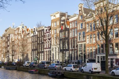 Amsterdam, Hollanda üzerinde 28 Mart 2016. Bahar öğleden sonra tipik kent görünümünde. Kanal ve Binalar bentleri tarihinde XVII-XVIII İnşaat. 