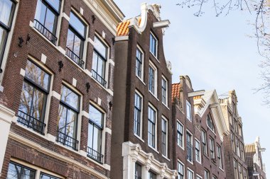 Amsterdam, Hollanda üzerinde 28 Mart 2016. Tipik mimari detaylarını evler XVII-XVIII İnşaat.