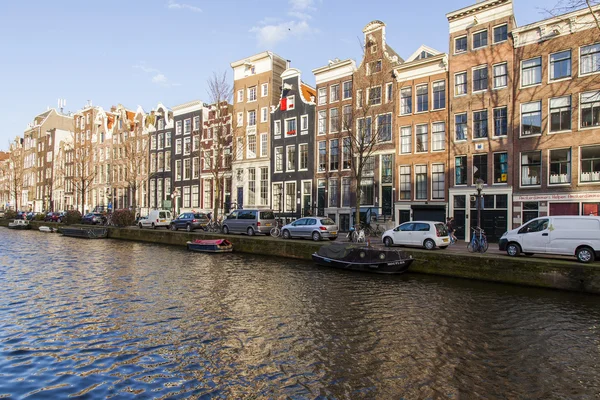 AMSTERDAM, PAÍSES BAJOS 28 DE MARZO DE 2016. Típica vista urbana en la tarde de primavera. El canal y los edificios de la construcción XVII-XVIII sobre terraplenes . —  Fotos de Stock