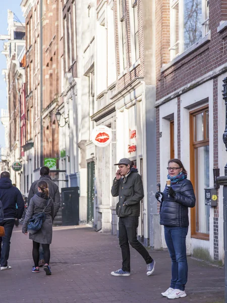 AMSTERDAM, PAÍSES BAJOS el 27 de marzo de 2016. Vista urbana típica en primavera — Foto de Stock