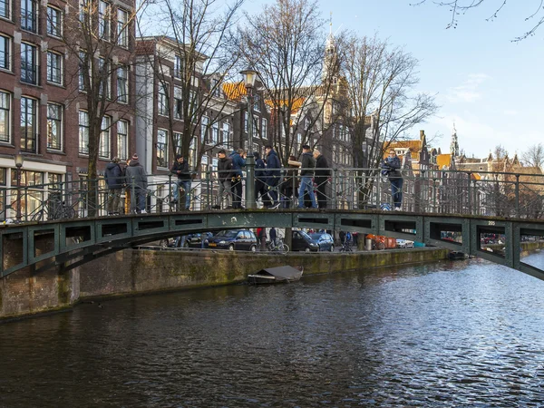 AMSTERDAM, PAESI BASSI il 28 marzo 2016. Tipica vista urbana la sera di primavera. Il ponte attraverso il canale e gli edifici della costruzione XVII-XVIII su argini — Foto Stock