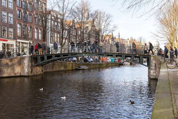 AMSTERDAM, PAESI BASSI il 28 marzo 2016. Tipica vista urbana la sera di primavera. Il ponte attraverso il canale e gli edifici della costruzione XVII-XVIII su argini — Foto Stock