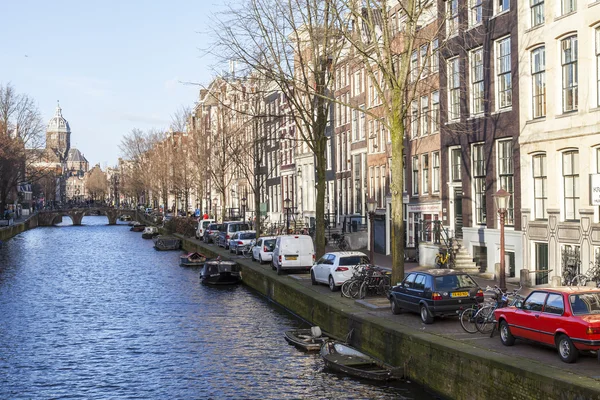 AMSTERDAM, PAYS-BAS, le 28 mars 2016. Vue urbaine typique dans l'après-midi de printemps. Le canal et les bâtiments de la construction XVII-XVIII sur les remblais . — Photo