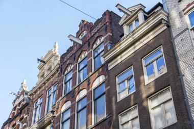 Amsterdam, Hollanda üzerinde 28 Mart 2016. Tipik mimari detaylarını evler XVII-XVIII İnşaat.