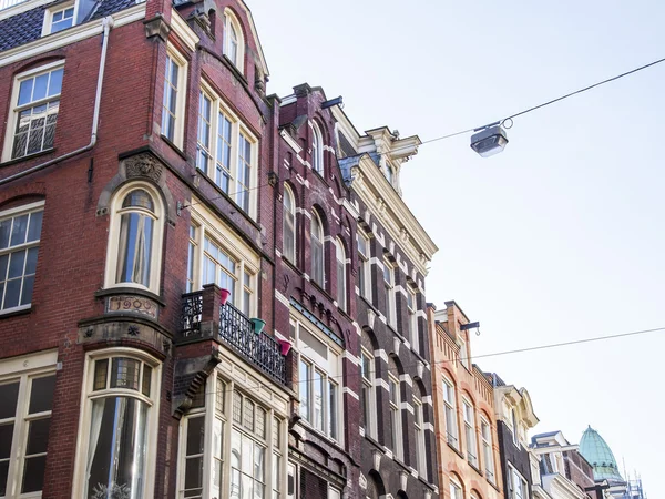 Amsterdam, Nizozemsko na 28 březnu 2016. Typické architektonické detaily o domy Xvii-Xviii stavby. — Stock fotografie