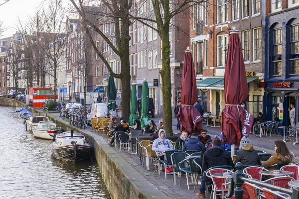 Amsterdam, Holandia na 28 marca 2016. Typowy widok na wiosnę. Małe tablice letniej kawiarni pod gołym niebem. — Zdjęcie stockowe