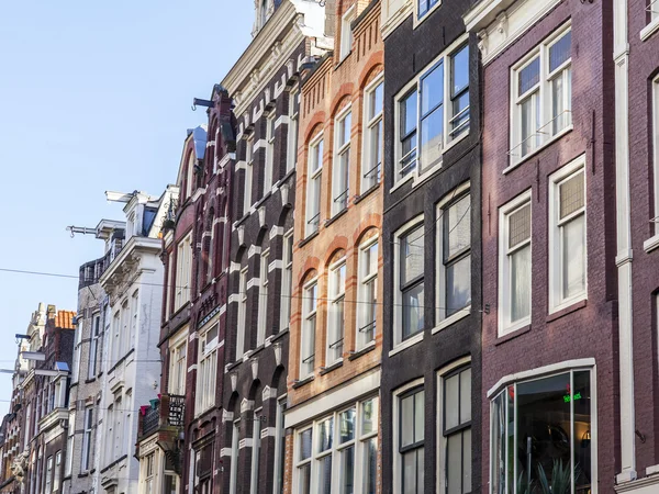 AMSTERDAM, PAÍSES BAJOS 28 DE MARZO DE 2016. Detalles arquitectónicos típicos de las casas XVII-XVIII de construcción . —  Fotos de Stock