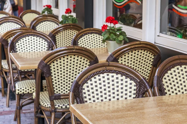 Małe tabele letniej kawiarni pod gołym niebem w europejskim mieście. — Zdjęcie stockowe