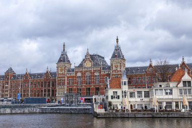 Amsterdam, Hollanda üzerinde 28 Mart 2016. Merkez Tren İstasyonu inşası