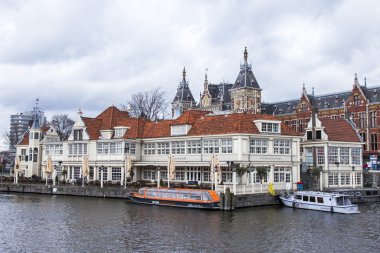 Amsterdam, Hollanda üzerinde 28 Mart 2016. Merkez tren istasyonu ve ofis binası turizm