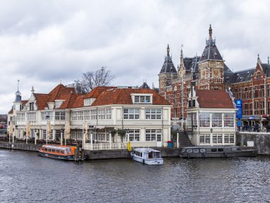 Amsterdam, Hollanda üzerinde 28 Mart 2016. Merkez tren istasyonu ve ofis binası turizm