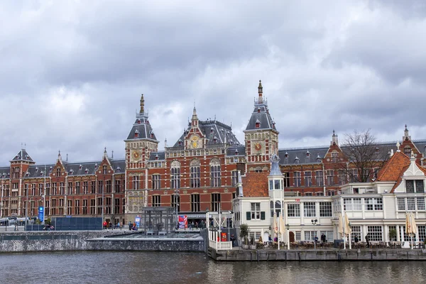 Amsterdam, Hollanda üzerinde 28 Mart 2016. Merkez Tren İstasyonu inşası