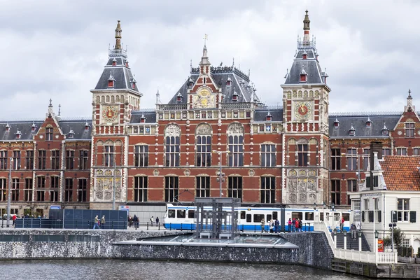 AMSTERDAM, PAYS-BAS, le 28 mars 2016. Construction de la gare centrale — Photo