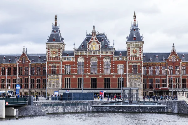 AMSTERDAM, NETHERLANDS on March 28, 2016. Здание Центрального железнодорожного вокзала — стоковое фото