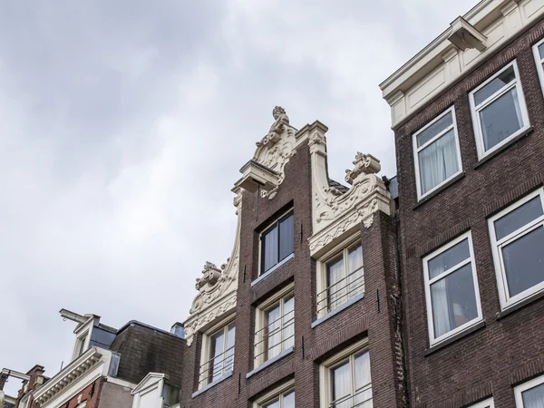 Amsterdam, Holandia na 28 marca 2016. Detale architektoniczne typowe domy Xvii-Xviii budowy. — Zdjęcie stockowe