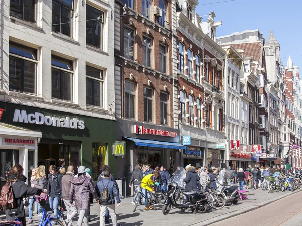 AMSTERDAM, PAÍSES BAJOS 28 DE MARZO DE 2016. Vista urbana típica en la tarde de primavera . — Foto de Stock