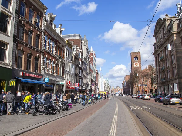 AMSTERDAM, PAÍSES BAJOS 28 DE MARZO DE 2016. Vista urbana típica en la tarde de primavera . — Foto de Stock