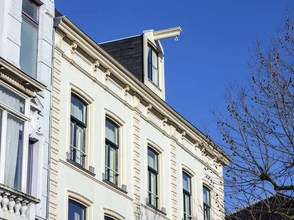 Amsterdam, Nizozemsko na 28 březnu 2016. Typické architektonické detaily o domy Xvii-Xviii stavby. — Stock fotografie