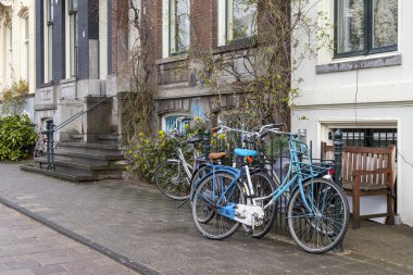 Amsterdam, Hollanda üzerinde 27 Mart 2016. Şehir manzarası. Bisiklet sokakta park