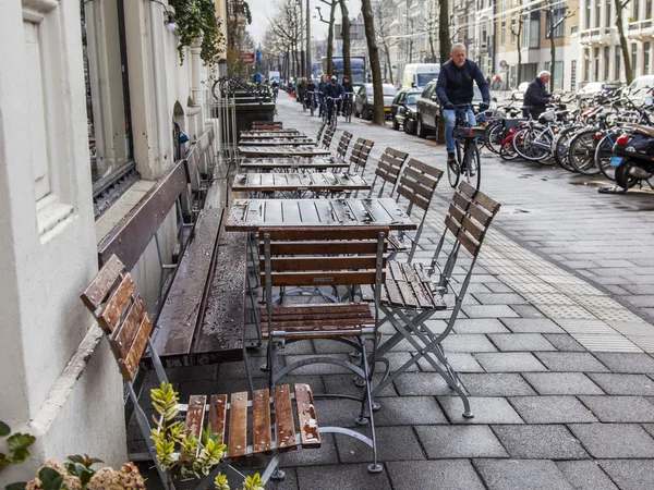 AMSTERDAM, PAÍSES BAJOS 28 DE MARZO DE 2016. Vista urbana típica en primavera — Foto de Stock