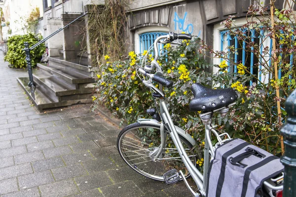 AMSTERDAM, PAÍSES BAJOS el 27 de marzo de 2016. Paisaje urbano. El aparcamiento de bicicletas en la calle — Foto de Stock