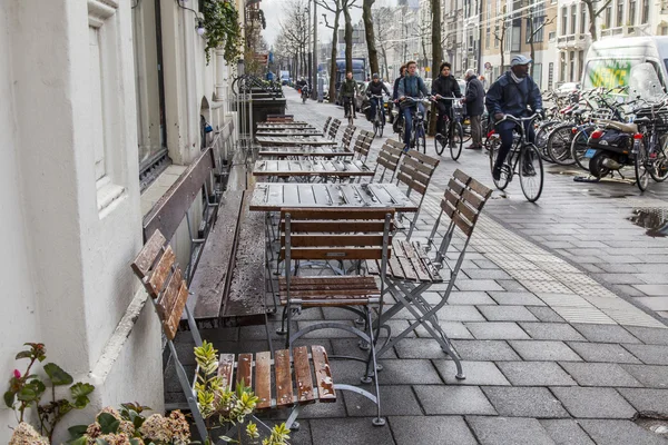 AMSTERDAM, NETHERLANDS on March 28, 2016. Типичный вид на город весной — стоковое фото