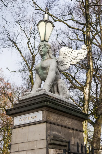 Amsterdam, Nizozemsko na 29 březnu 2016. Typický městský pohled jarního odpoledne. Socha v městském prostředí. Vstup do veřejného parku — Stock fotografie