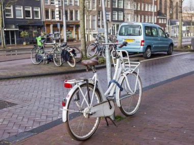 Amsterdam, Hollanda üzerinde 27 Mart 2016. Şehir manzarası. Bisiklet sokakta park