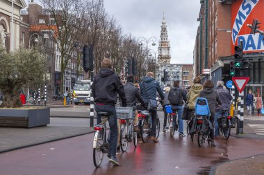 Amsterdam, Hollanda üzerinde 28 Mart 2016. Kentsel görünümü. Bisikletçiler bir trafik lambası sinyali durduruldu