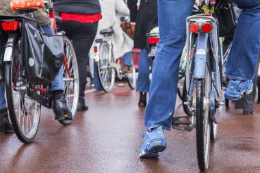 Amsterdam, Hollanda üzerinde 28 Mart 2016. Kentsel görünümü. Bisikletçiler bir trafik lambası sinyali durduruldu