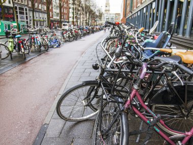 Amsterdam, Hollanda üzerinde 27 Mart 2016. Şehir manzarası. Bisiklet sokakta park