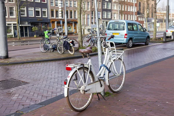 2016 年 3 月 27 日にアムステルダム、オランダ。都市景観。路上駐車自転車 — ストック写真