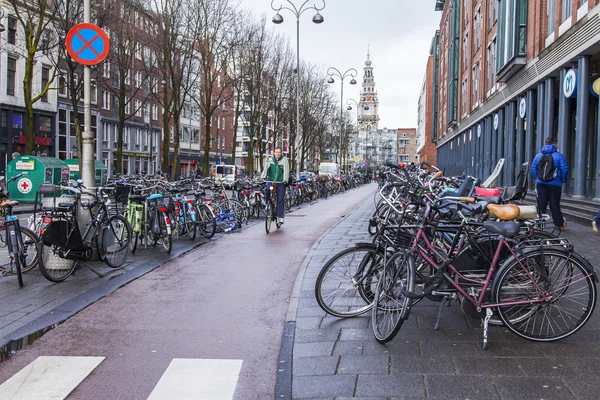 Amsterdam, Nederländerna på 27 mars 2016. Stadslandskapet. Cykelparkeringar i gatan — Stockfoto