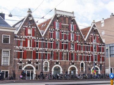 Amsterdam, Hollanda üzerinde 28 Mart 2016. Bahar öğleden sonra tipik kentsel görünümü.