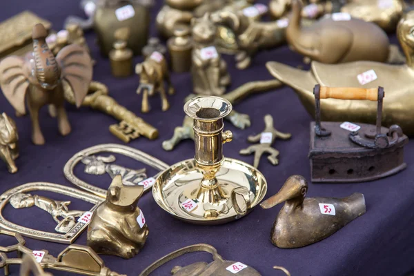 Un escaparate de la tienda de antigüedades con decoración casera vintage — Foto de Stock