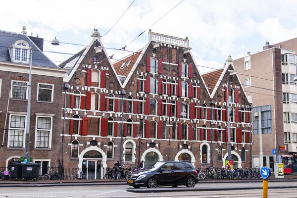 AMSTERDAM, PAÍSES BAJOS 28 DE MARZO DE 2016. Vista urbana típica en la tarde de primavera . — Foto de Stock