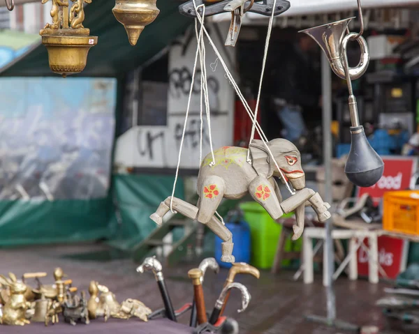 Un escaparate de la tienda de antigüedades con decoración casera vintage — Foto de Stock