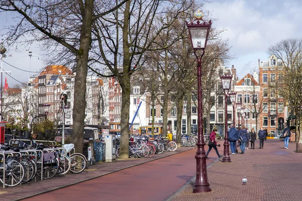 AMSTERDAM, NETHERLANDS on MARCH 28, 2016. Typical urban view in the spring afternoon. — Stock Photo, Image