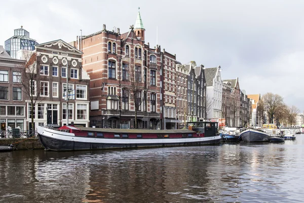 Amsterdam, Nizozemsko na 28 březnu 2016. Řeka Amstel. Architektonický komplex nábřeží. Lodě kotví na pobřeží. — Stock fotografie