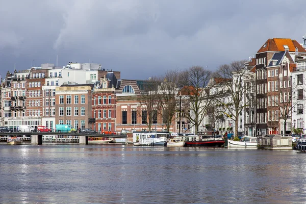 AMSTERDAM, PAESI BASSI il 28 marzo 2016. Il fiume Amstel. Complesso architettonico del terrapieno . — Foto Stock