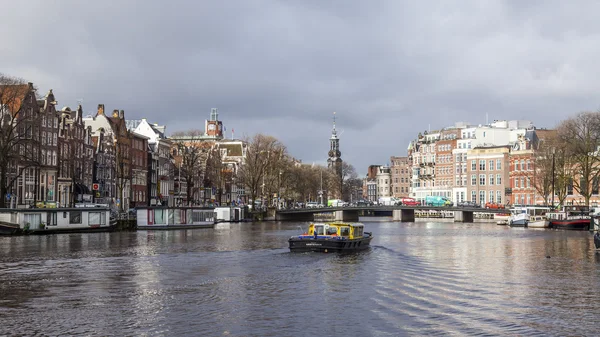 Amsterdam, Nederländerna på 28 mars 2016. Floden Amstel. Arkitektoniskt komplex av banvallen. — Stockfoto