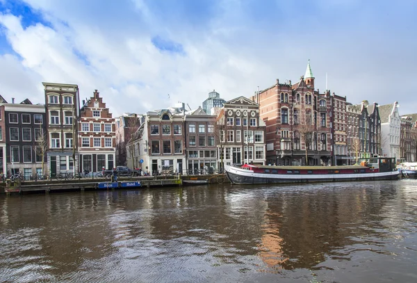 Amsterdam, Nizozemsko na 28 březnu 2016. Řeka Amstel. Architektonický komplex nábřeží. — Stock fotografie