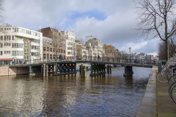 AMSTERDAM, NETHERLANDS on MARCH 28, 2016. River Amstel. Architectural complex of the embankment. — Stock Photo, Image