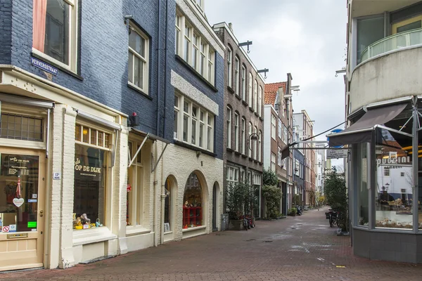 AMSTERDAM, NETHERLANDS on MARCH 27, 2016. Typical urban view in the spring — Stock Photo, Image