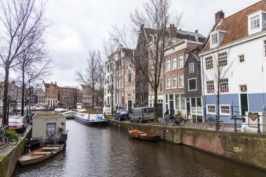 Amsterdam, Hollanda üzerinde 28 Mart 2016. Bahar öğleden sonra tipik kent görünümünde. Kanal ve Binalar bentleri tarihinde XVII-XVIII İnşaat.