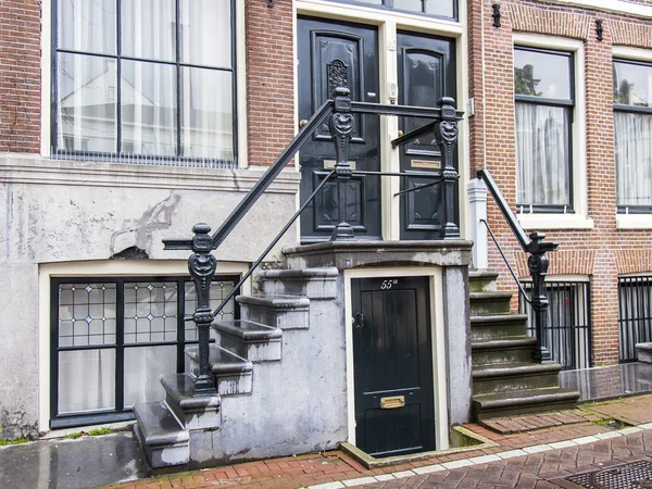 AMSTERDAM, PAESI BASSI il 28 marzo 2016. Particolari architettonici tipici delle case XVII-XVIII di costruzione . — Foto Stock